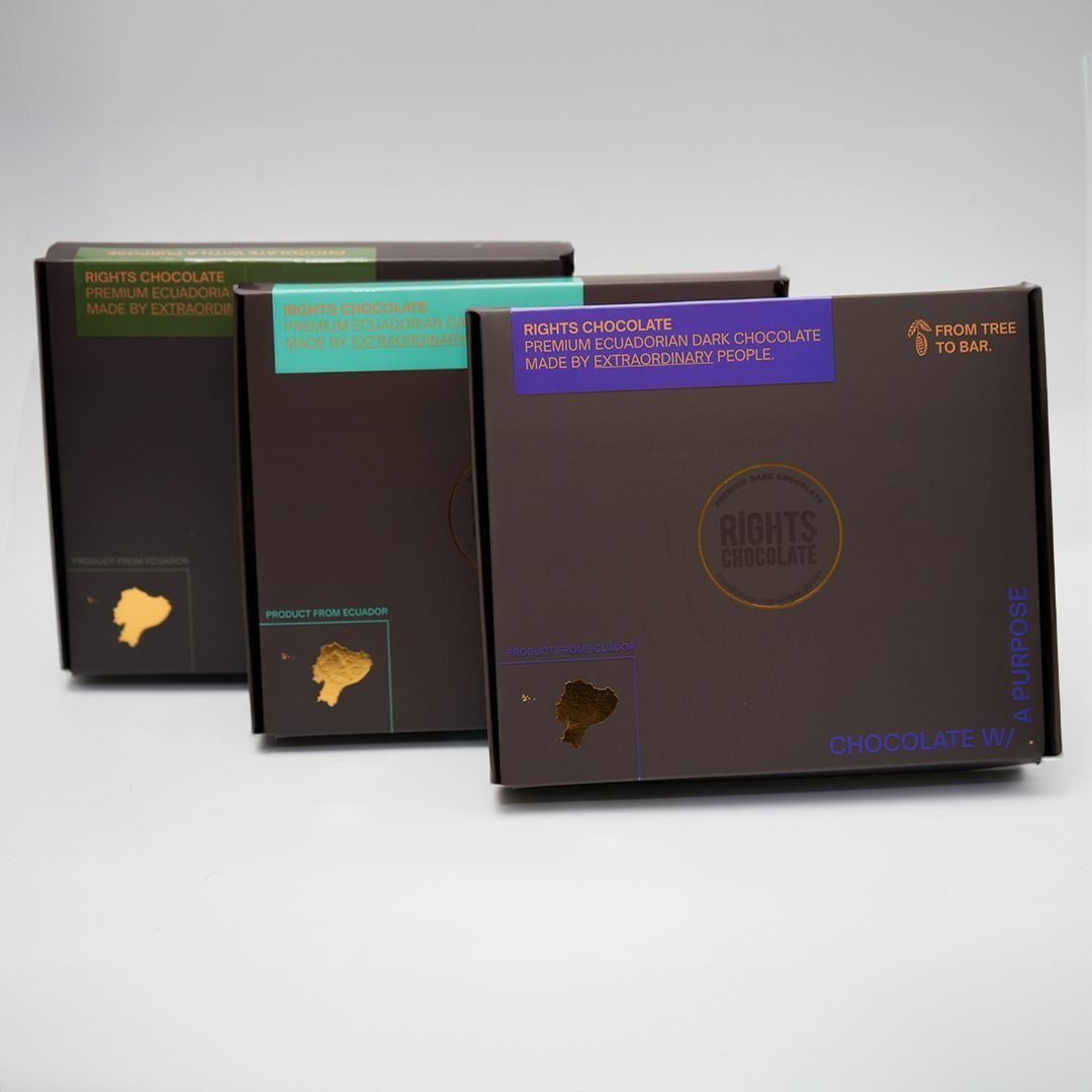Tres cajas oscuras de Rights apiladas sobre fondo blanco