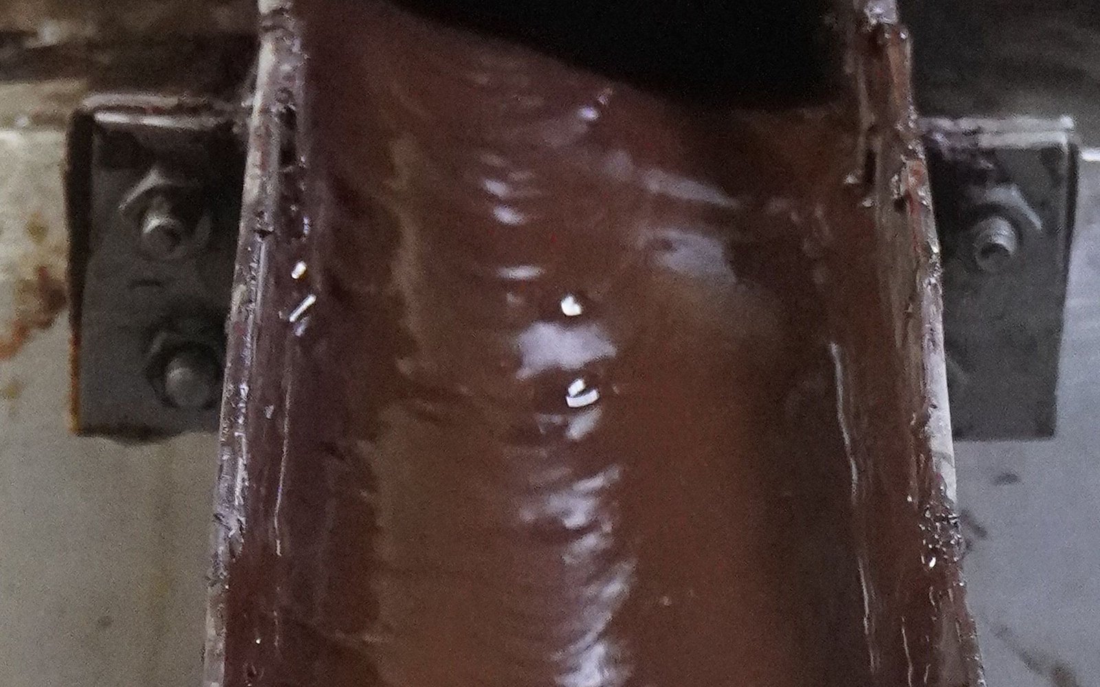 Chocolate líquido fluyendo en la máquina de la planta Rights