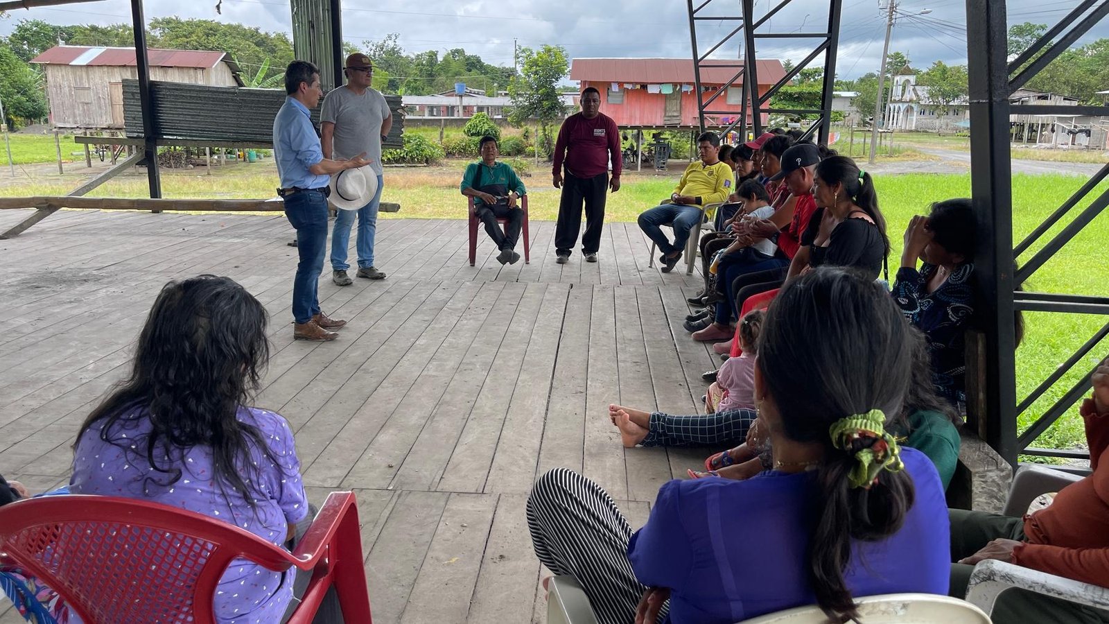 Reunión de cacaocultores bajo un techo abierto en el noroccidente de Ecuador