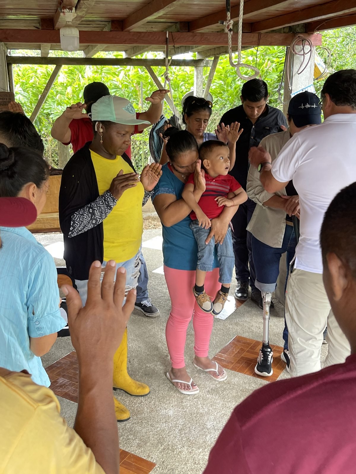 Momento compartido con beneficiarios del proyecto; una participante lleva prótesis en ambas piernas
