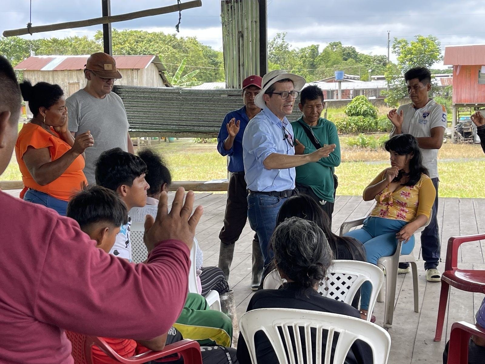 Reunión con las familias cacaocultoras bajo el techo comunal de la finca