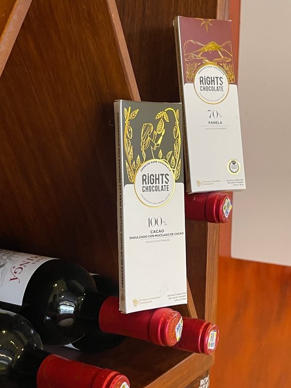 Dos barras Rights apoyadas en una vinoteca junto a botellas de vino
