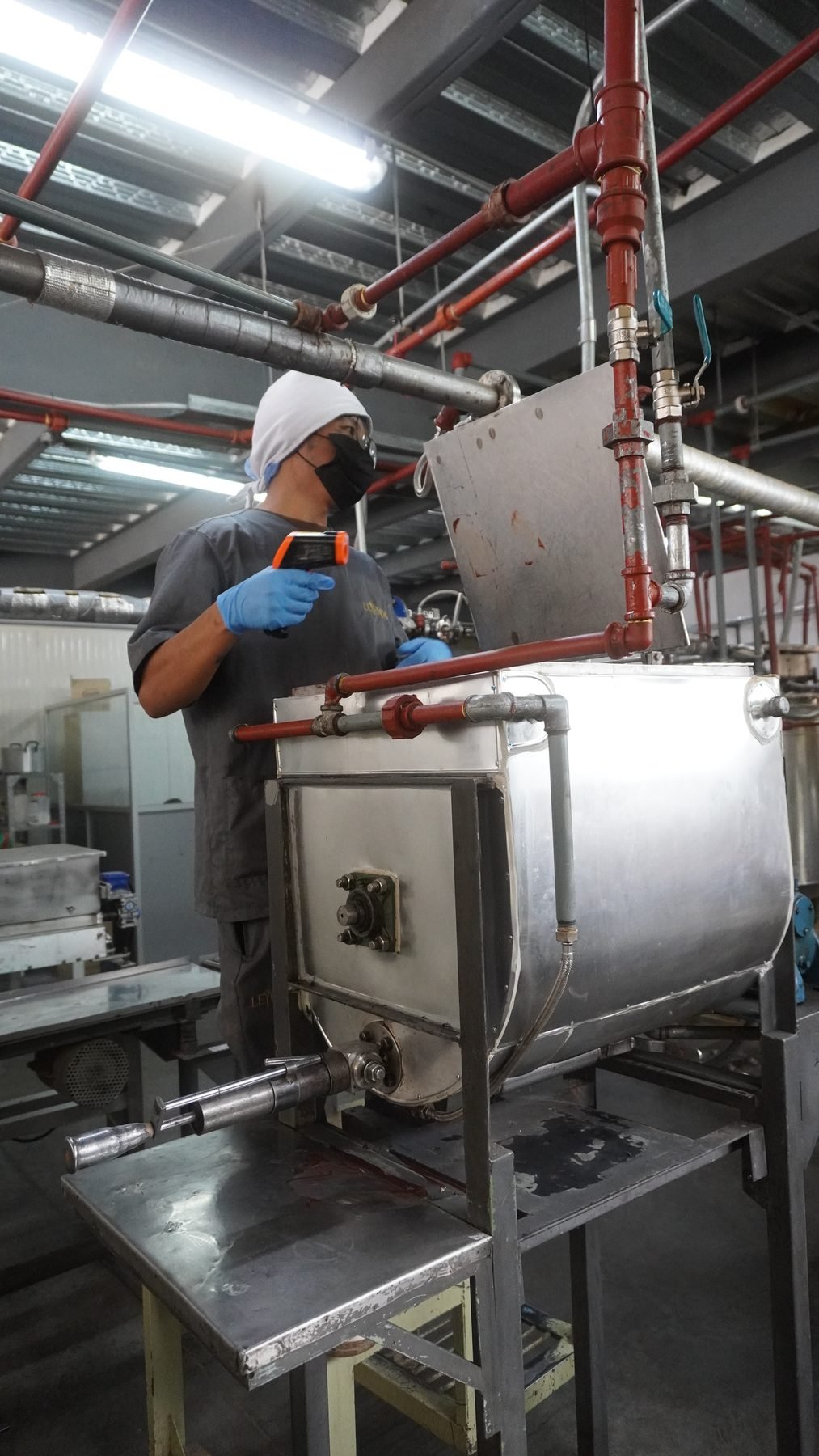 Operario junto a la máquina de templado de chocolate en la planta Rights